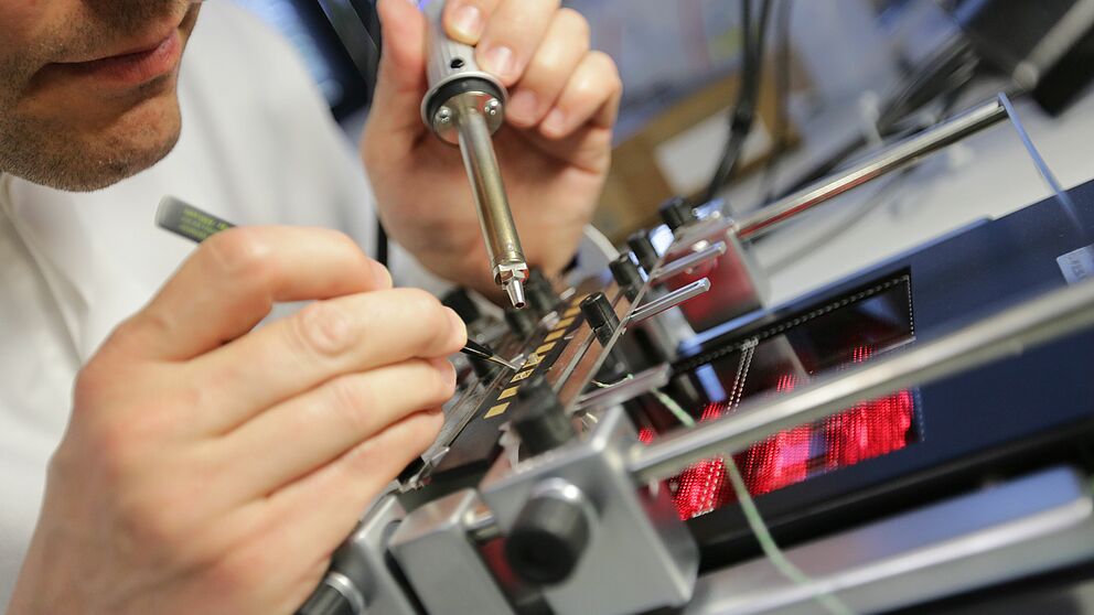 In seinem MID-Labor bildet das Fraunhofer IEM die gesamte Prozesskette der MID-Herstellung ab (Hier wird ein MID-Bauteil bestückt). Foto: Fraunhofer IEM