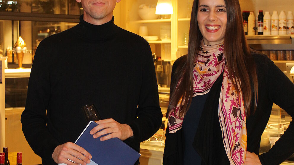 Foto (Universität Paderborn): Dr. Katja Dlouhy und Prof. Dr. Torsten Biemann bei der Verleihung des Preises der PersonalQuarterly.