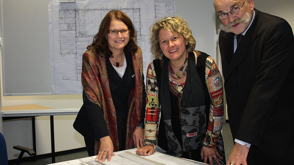 Foto (Universität Paderborn, Patrick Kleibold): NRW-Wissenschaftsministerin Svenja Schulze (Mitte) ließ sich vom Kanzler Jürgen Plato und der Vizepräsidentin Prof. Dr. Dorothee M. Meister das neue SP2 Gebäude zeigen.