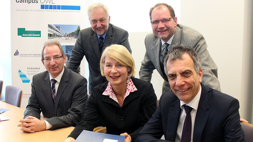 Foto (Fachhochschule Bielefeld), v. li.: Dr. Oliver Herrmann, Präsident der Hochschule Ostwestfalen-Lippe, Prof. Dr. Wilhelm Schäfer, Präsident der Universität Paderborn, Prof. Dr. Ingeborg Schramm-Wölk, Präsidentin der Fachhochschule Bielefeld, Pro