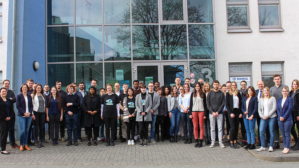 Foto (Universität Paderborn, Simon Ratmann): Freuten sich über eine gelungene „Winter School 2017“: Die Teilnehmerinnen und Teilnehmer sowie Vertreterinnen und Vertreter der beteiligten Unternehmen und des Career Service der Universität Paderborn.