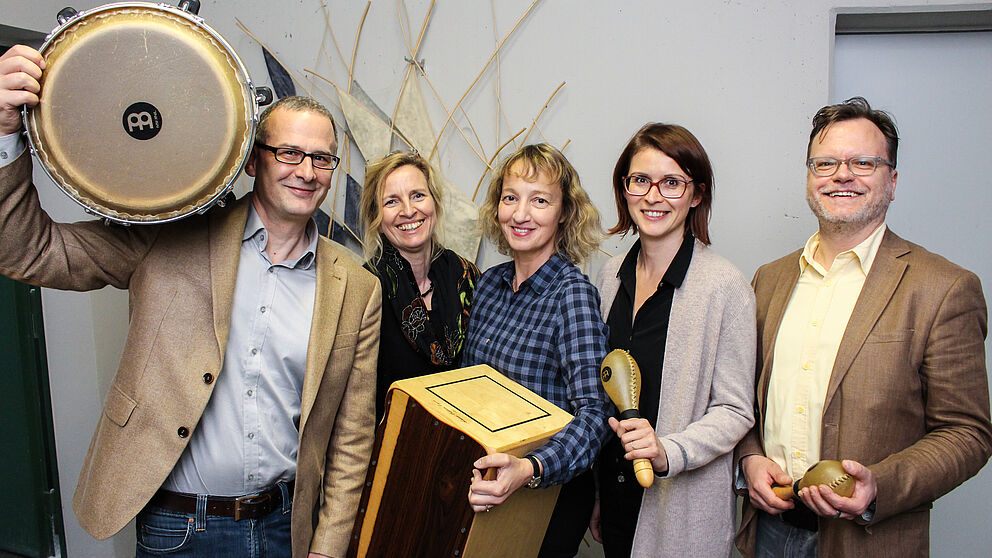 Foto (Universität Paderborn, Johannes Pauly): v. l.: Prof. Dr. Heinrich Klingmann, Prof. Dr. Annegret Thiem, Prof. Dr. Sabine Schmitz, Jun.-Prof. Dr. Beate Flath und Prof. Dr. Christoph Jacke.