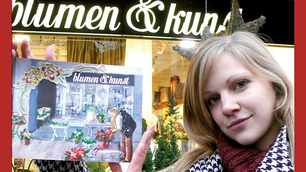 Abbildung: Vera Buck auf einem Plakat mit einem ihrer Bilder vor dem Motiv.