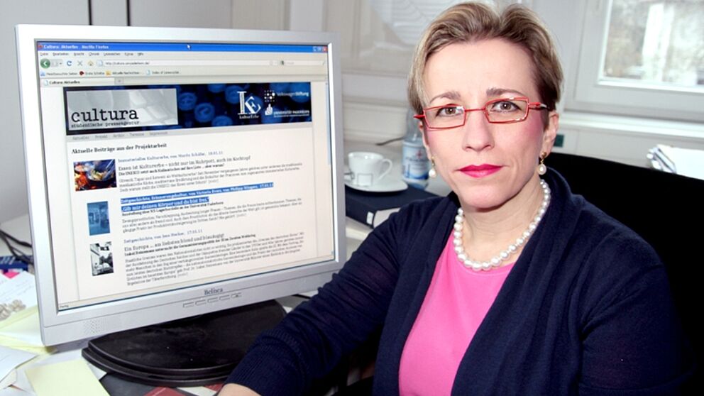 Foto (Universität Paderborn, Moritz Schäfer): Prof. Dr. Eva-Maria Seng, Lehrstuhl für Materielles und Immaterielles Kulturerbe UNESCO, will den Dialog zwischen Forschung und Gesellschaft fördern.