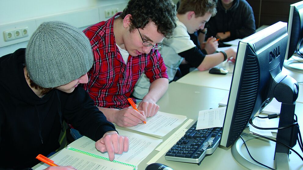 Foto (Universität Paderborn, Simon Beisel): Spaß mit der Informatik – Schüler beim Lösen von Aufgaben in einem Workshop des Instituts.