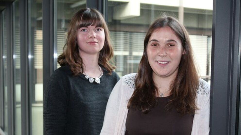 Foto (Universität Paderborn, Julia Pieper): Förderung für leistungsstarke Studentinnen: Die Paderborner Lehramtsstudentinnen Sarah Bülling (l.) und Anna Dellori (r.) erhalten das Deutschlandstipendium der Universitätsgesellschaft Paderborn und der St