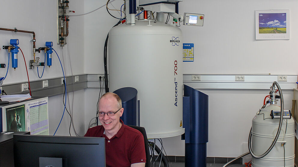 Foto (Universität Paderborn, Johannes Pauly): Forschung am neuen Hochfeld-NMR-Spektrometer des Departments Chemie.