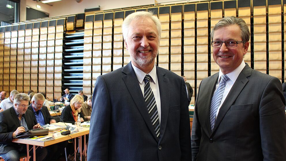 Foto (Universität Paderborn, Frauke Döll): Der Stadtrat Paderborn besuchte die Universität, im Vordergrund Uni-Präsident Prof. Dr. Wilhelm Schäfer (l.) und Bürgermeister Michael Dreier.