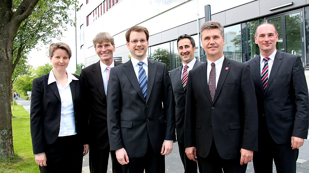 Foto (Universität Paderborn, Patrick Kleibold): (v. l.): Prof. Dr. Heike Wehrheim (Fakultät für Elektrotechnik, Informatik und Mathematik), Prof. Dr. Nikolaus Risch (Präsident der Universität Paderborn), Jun.-Prof. Dr. Heiko Hamann, Jörg Wilde (Abte