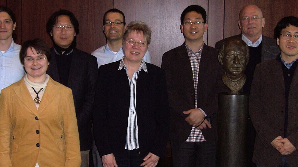 Foto (Universität Paderborn, Alexander Klaas): Prof. Dr. Hanmin Jung (3. v. r., KISTI), Sungho Shin (1. v. r., KISTI) und Dr. Yeong Su Lee (3. v. l., Cylex Dienstleistungs GmbH) erörterten im Heinz Nixdorf Institut Möglichkeiten der Zusammenarbeit mit 