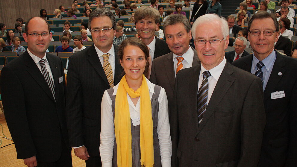 Foto (Universität Paderborn, Frauke Döll): Förderer und Ehrengäste (v. l.): Michael Stolte (Geschäftsführer Gesellschaft für Wirtschaftsförderung im Kreis Höxter), Karl-Heinz Rawert (Vorstandsmitglied der Volksbank Paderborn-Höxter-Detmold), Jul