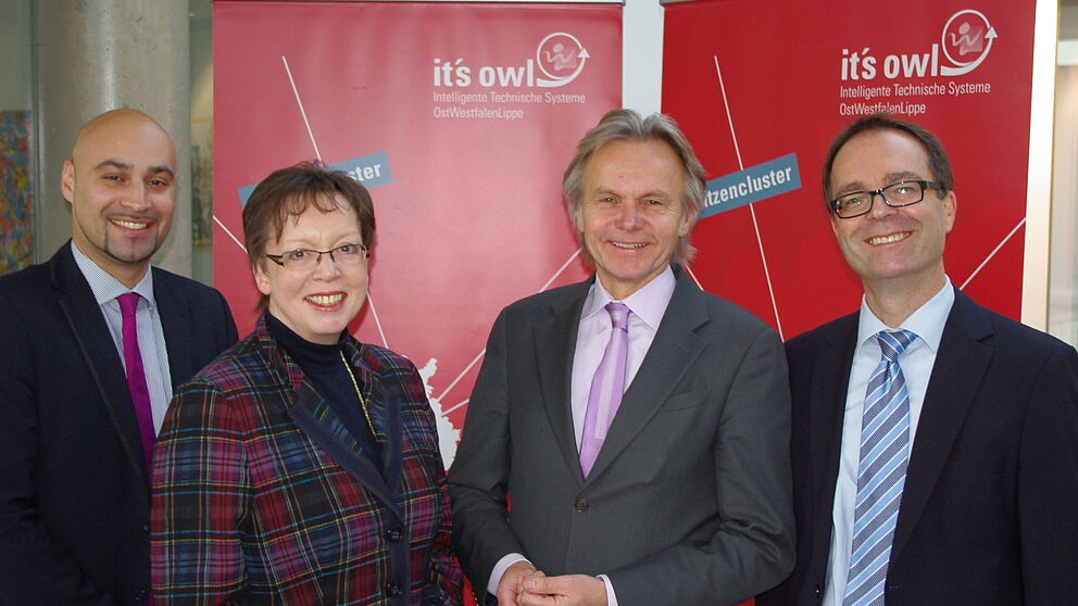 Gemeinsam für it’s OWL: (v. l.) Dr.-Ing. Roman Dumitrescu, Regierungspräsidentin Marianne Thomann-Stahl, Herbert Weber und Günter Korder. Foto: Wolfgang Marquardt/OstWestfalenLippe GmbH