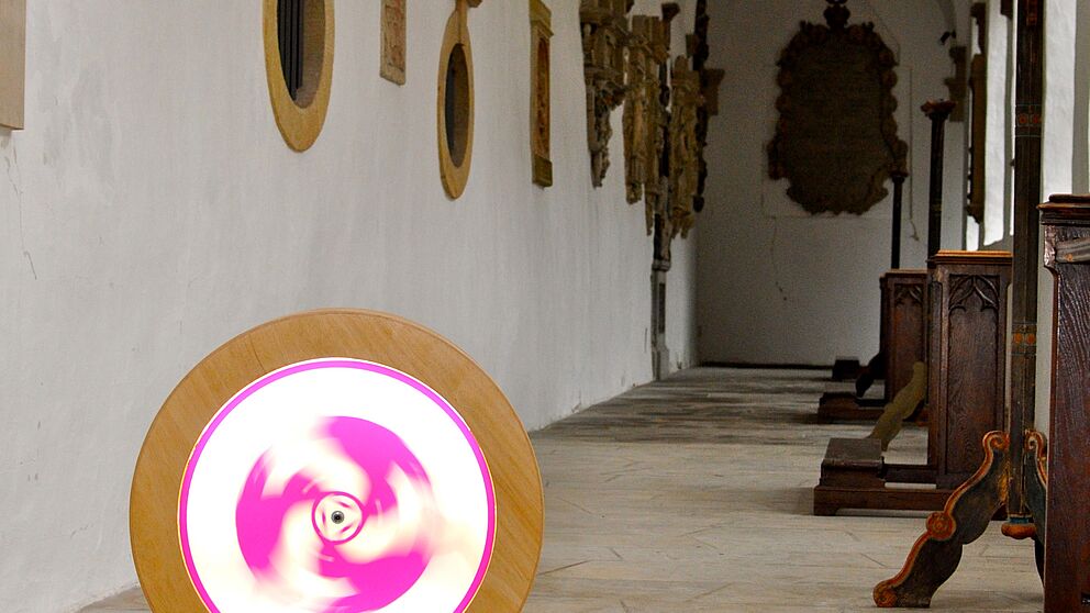 Foto (Universität Paderborn, Claudia Kukulenz): Die Installation „run run run“ im Kreuzgang hinter dem Drei-Hasen-Fenster.