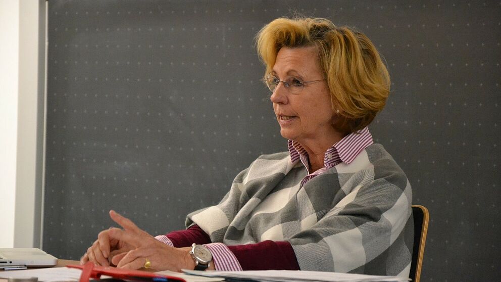 Foto (Julia Lerius): Maria von Welser beim Dozieren an der Universität Paderborn.