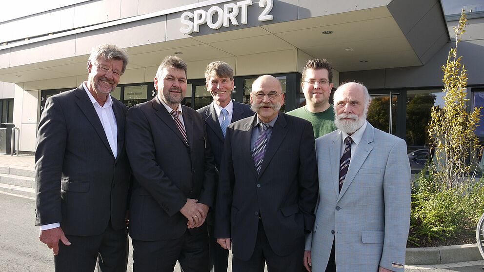 Foto (Heike Probst): Wieder ein Bauabschnitt geschafft. Es freuen sich (v. l. n. r.): Dieter Thiele (Hochschulsport), Reinhold Peter (Bau- und Liegenschaftsbetrieb NRW), Prof. Dr. Nikolaus Risch (Präsident Uni Paderborn), Jürgen Plato (Kanzler Uni Pader