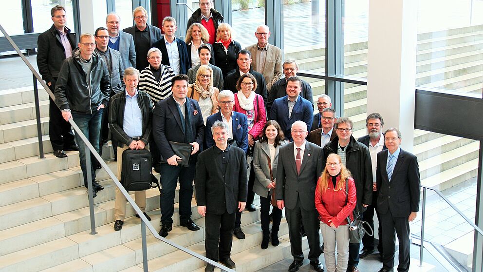 Foto (Universität Paderborn, Björn Heerdegen): v. r. Christoph Schön (Leiter Stabsstelle) 3. v. r. Vizepräsident Prof. Dr. Rüdiger. Kabst, 6. v. r. Claus Buschmann (Wirtschaftsförderung Lübbecke).