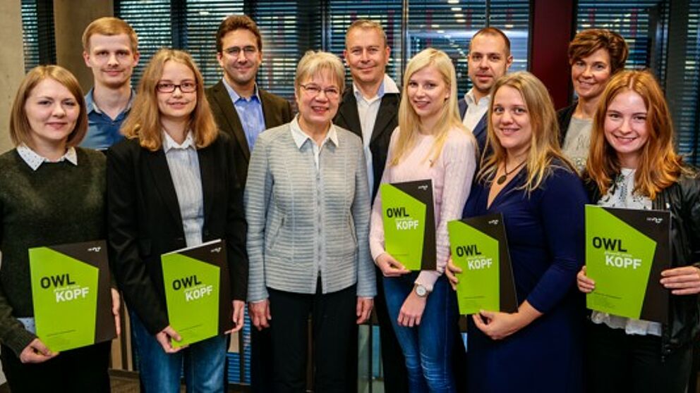 Foto (Universität Paderborn, Johannes Pauly): v. l.: Viktoria Peters, Martin Martens, Yvonne Beckhoff, Dr. Kostja Siefen, Prof. Dr. Leena Suhl, Dr. Stephan Kassanke, Victoria Sievers, Dr. Stefan Bunte, Frances Hoffmann, Katja Urhahne und Ilka Schemme.