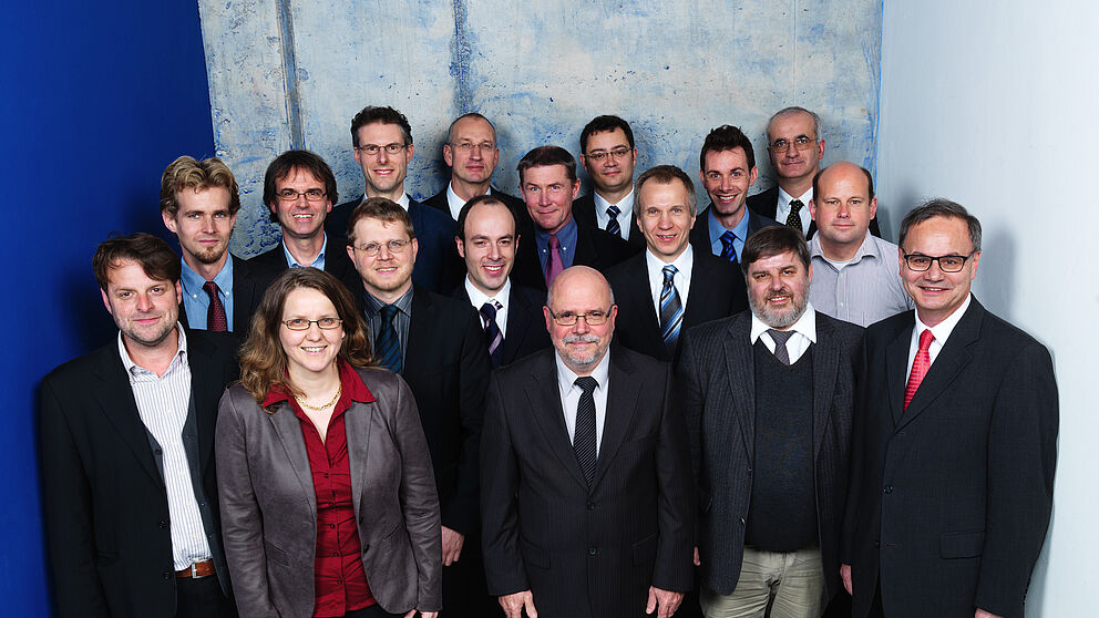 Foto (Universität Paderborn, Matthias Groppe): (v. l. n. r.) Die Forscherinnen und Forscher des neuen SFB an der Universität Paderborn: (1. Reihe)  Dr. Gerhard Berth, Prof. Dr. Christine Silberhorn, Prof. Dr. Siegmund Greulich-Weber, Prof. Dr. Donat As,