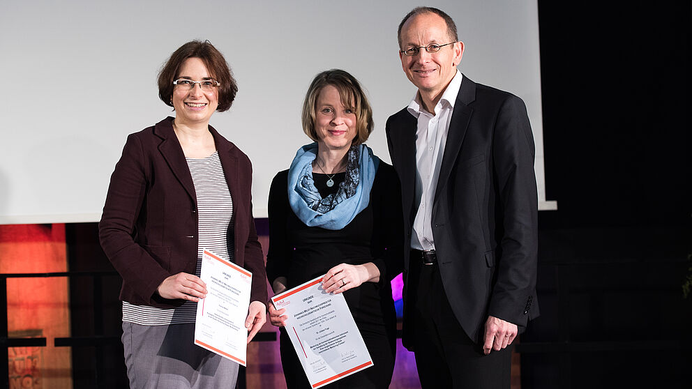 Foto (Costa Belibasakis/TH Köln): Wildt-Preisverleihung durch Prof. Dr Niclas Schaper: Prof. Dr. Niclas Schaper und die beiden Preisträgerinnen.
