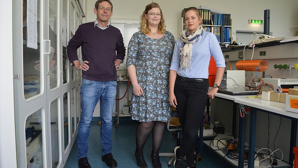 Foto (Westfalen-Kolleg Paderborn): v. l. Dr. Udo Schelb (Physiklehrer am Westfalen-Kolleg) und die Studierenden Katharina Waldeyer und Ellen Reetz.
