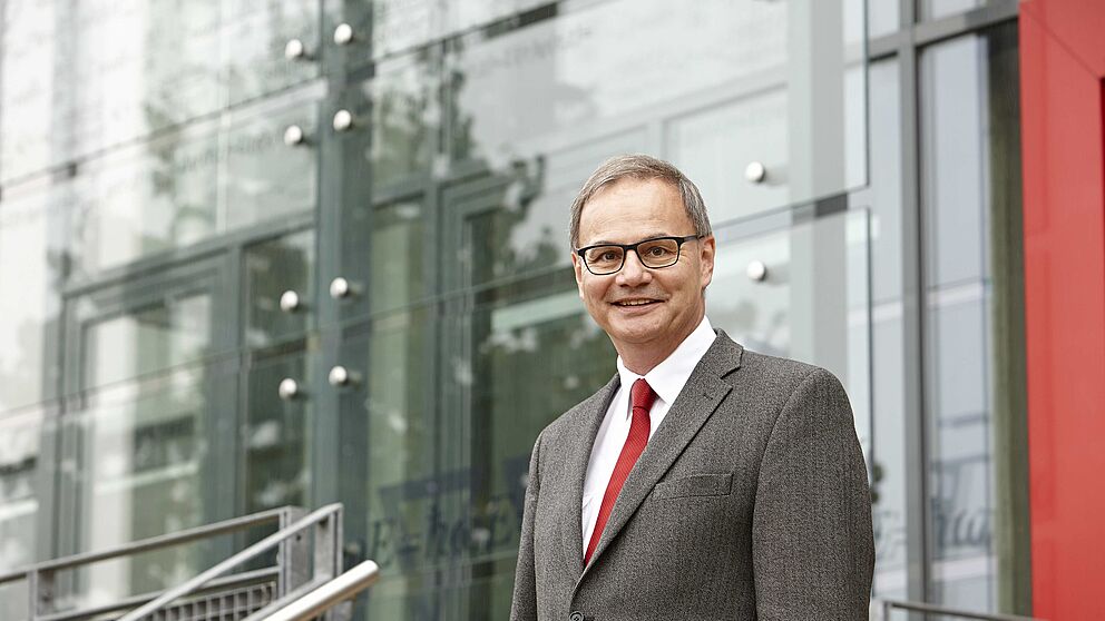 Foto (Universität Paderborn, CeOPP): Prof. Dr. Artur Zrenner, Sprecher des Departments Physik, des Center of Optoelectronics and Photonics (CeOPP) und des Sonderforschungsbereiches Transregio 142, macht das Publikum mit den vielen Facetten des Themas Lic