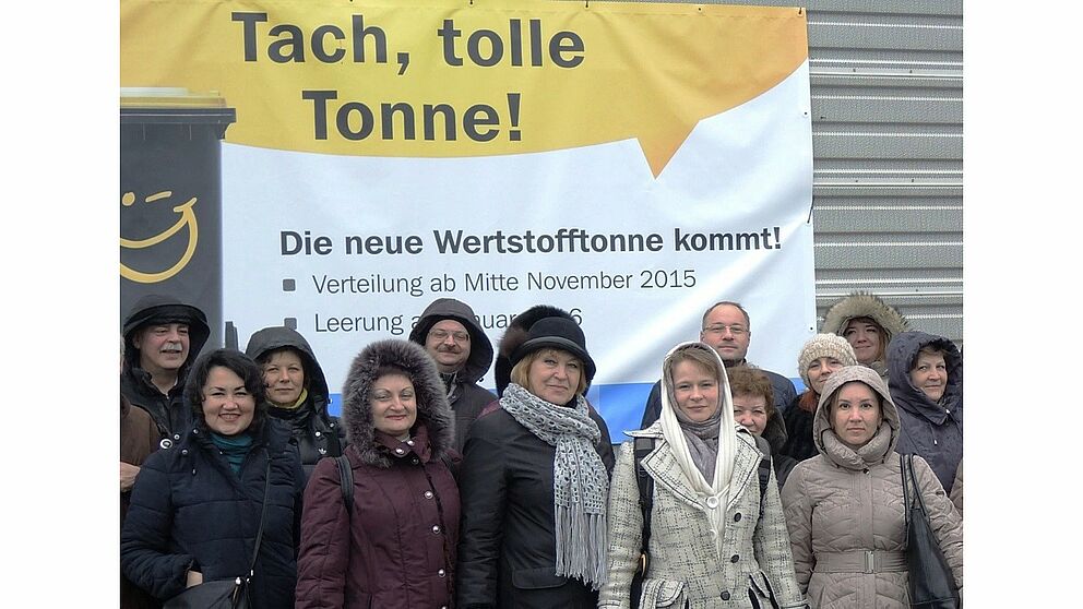 Foto (ASP): Die SeminarteilnehmerInnen interessierten sich auch für die Motivation der Umstellung zur Sammlung von Leichtverpackungen nicht mehr im „Gelben Sack“, sondern in der neu eingeführten „Wertstofftonne“.