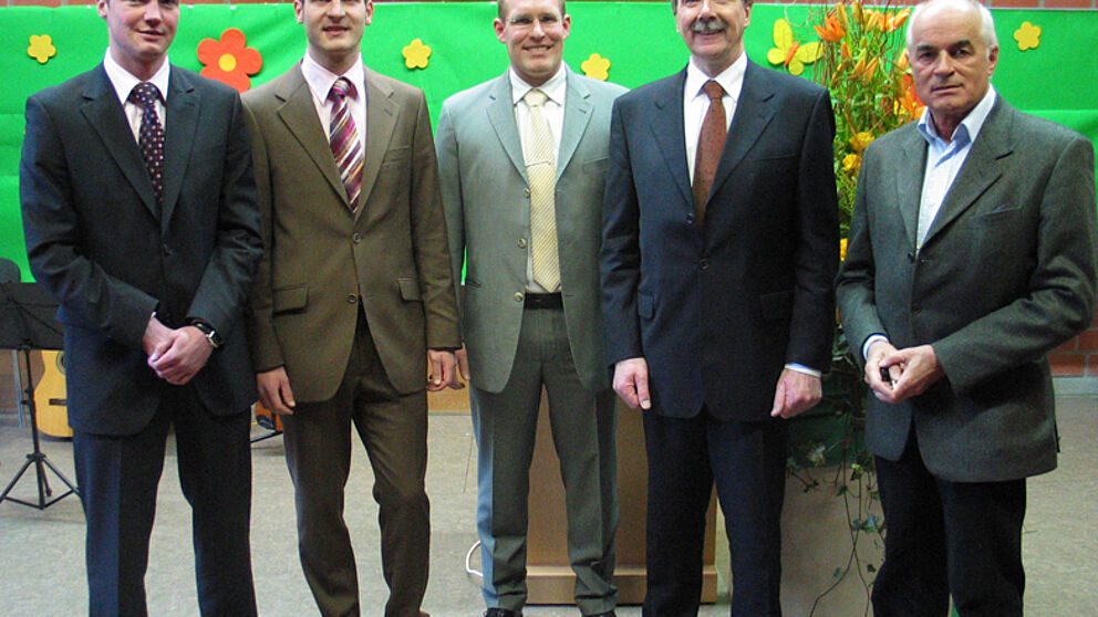 Foto (Christian Hüls): Freuten sich über die Ehrungen: Prof. Dr. Sebastian Braun, die Preisträger Marc Kukuk und Oliver Grote sowie Hans Laven, Vorstandsvorsitzender der Sparkasse Paderborn und Prof. Dr. Heinz Liesen (v. li.).