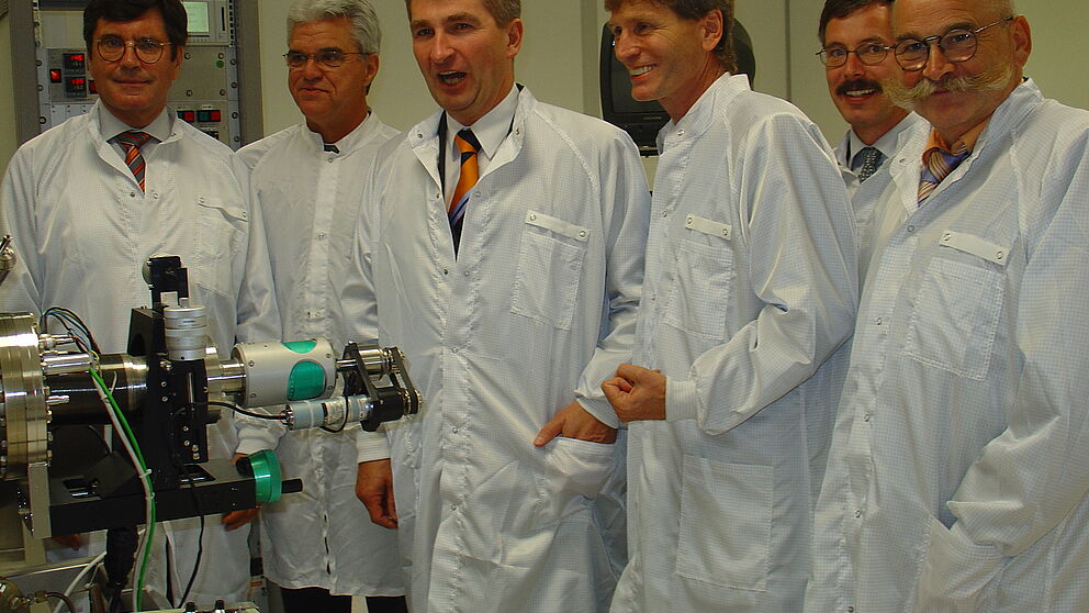 Freuen sich über das neue Instituts-Gebäude für Optoelektronik, Photonik und Integrierte Optik (v.li.):