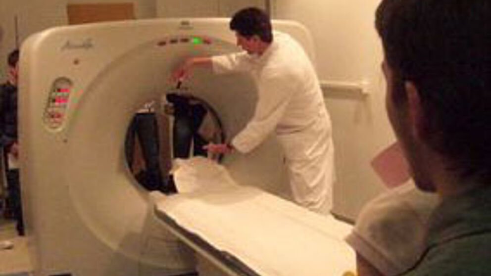 Foto (Universität Paderborn): Mathematik live am Computertomographen.