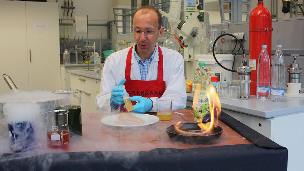 Foto (Universität Paderborn): Food-Design im Labor: Gegrillte Hühnerbrust ganz ohne Grill.