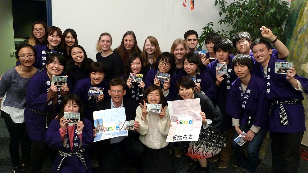 Foto (Universität Paderborn): Teilnehmende Studierende des ISP 2017 mit den Programmbeauftragten Prof. Dr. Kazuko Suematsu (vorne 3. v. r.) und Prof. Dr. Stefan Jungblut (vorne 2. v. l.) während des Japanischen Abends, veranstaltet im Internationalen Be