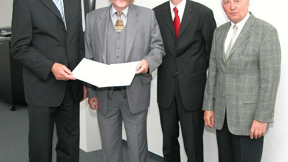Foto: Staatssekretär Hartmut Krebs (li.), Ministerium für Wissenschaft und Forschung NRW, überreichte heute in Düsseldorf die Ernennungsurkunde an Jürgen Plato, der jetzt offiziell Kanzler der Universität Paderborn ist. Mit ihm freuten sich Uni-Rekt