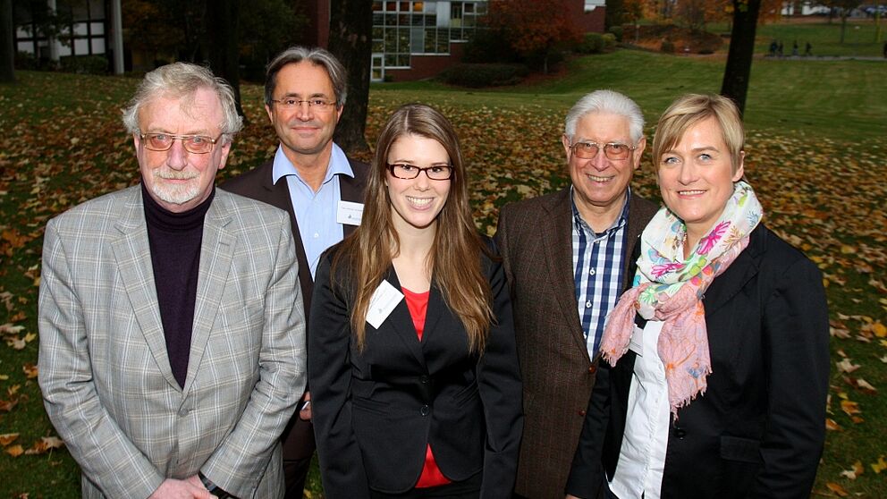 Foto (Universität Paderborn, Patrick Kleibold): Vorstand und Geschäftsführung von Alumni Paderborn gratulieren der Emeriti-Preis-Stipendiatin 2012 Larissa Kahrau (3. v. l.) im Namen der Professorinnen und Professoren, die das Stipendium finanziert habe
