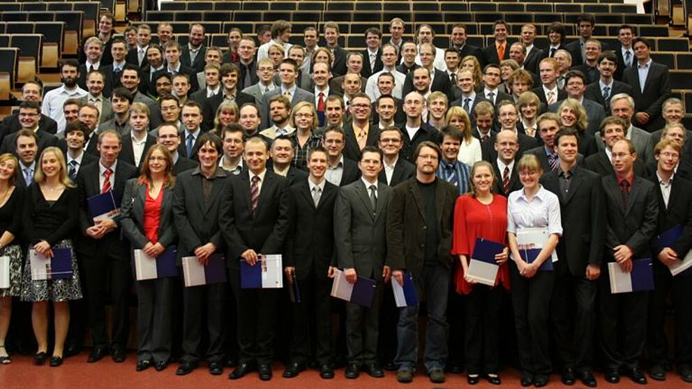 Foto (Universität Paderborn, Heiko Appelbaum): Die Absolventinnen und Absolventen des Tages der Fakultät 2009.