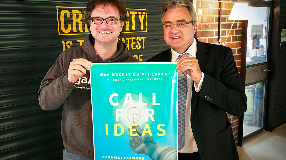 Foto (Universität Paderborn): v. l. Prof. Dr. Rüdiger Kabst, Vizepräsident für Wissens- und Technologietransfer der Universität Paderborn, und Karl-Heinz Rawert, Vorstandsmitglied Verbundvolksbank OWL e. G.