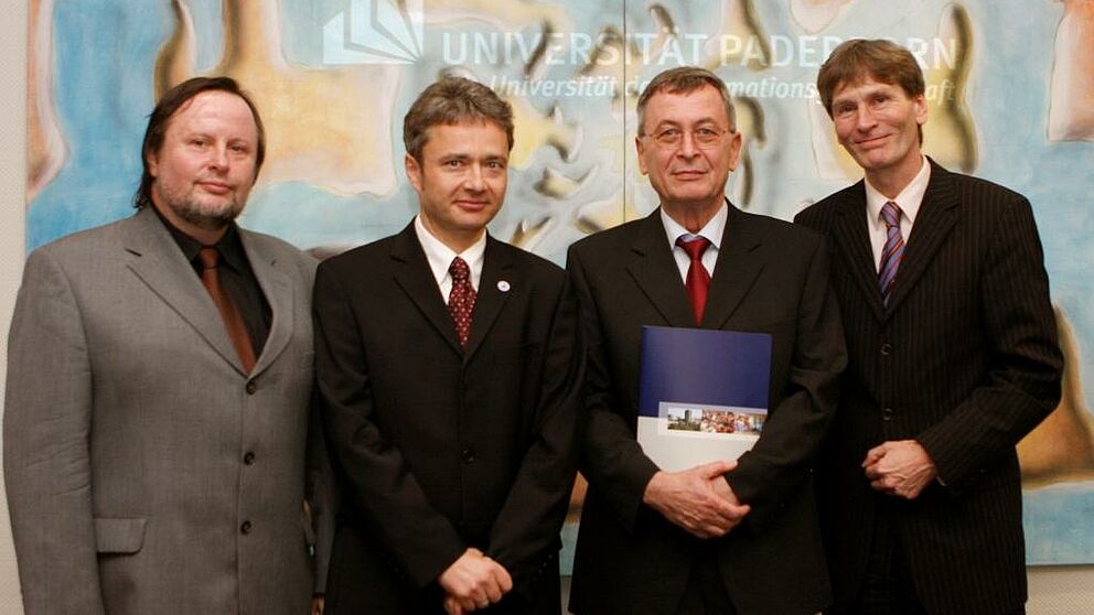Foto (Tanja Bilanzola), v. li.: Dekan Prof. Dr. Peter F. E. Sloane, Vizepräsident Prof. Dr. Bernd Frick, Prof. Dr. Dr. h. c. Bernd Schauenberg, Präsident Prof. Dr. Nikolaus Risch