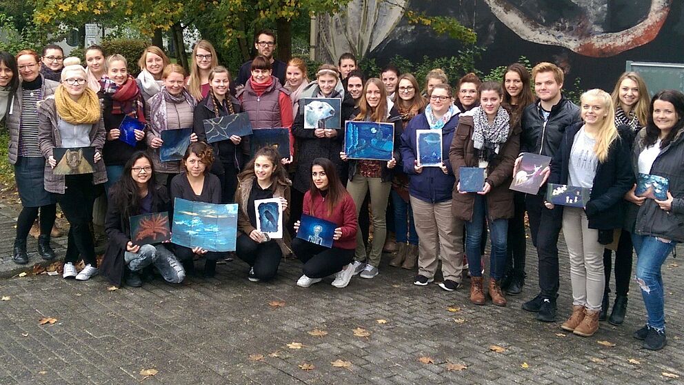 Foto (Universität Paderborn, Christiane Scholle): Die Seminargruppe „Werkstatt-Malerei – Das Verschwinden der Nacht“ vor dem Kunstsilo.