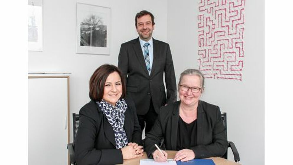 Foto (Universität Paderborn, Johannes Pauly): Vertragsunterzeichnung für den Hochleistungscomputer: (v. l.) Nurcan Rasig (Firma Cray), Prof. Dr. Christian Plessl und Simone Probst.