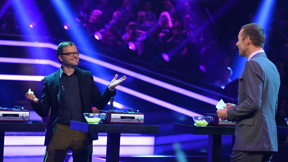 Foto (ARD/Willi Weber): Prof. Dr. Christoph Jacke (li.) und Moderator Kai Pflaume in der ARD-Show "Die deutschen Meister".