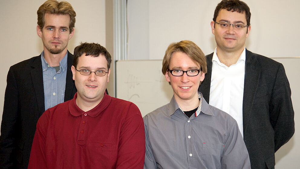 Foto (Department Physik): Die Stipendiaten freuen sich mit ihren Mentoren (v. l. n. r.): Jun.-Prof. Stefan Schumacher, B.Sc. Christian Wiebeler, M.Sc. Sandro Hoffmann und Prof. Dr. Cedrik Meier.