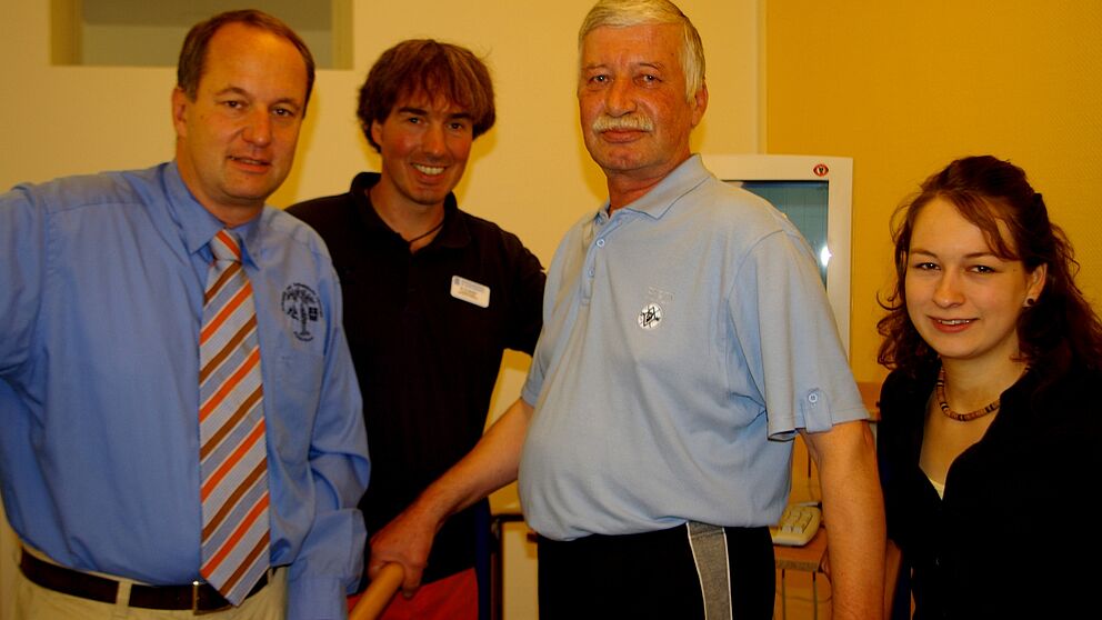 Foto (Brüderkrankenhaus): von links: Prof. Dr. Norbert Lindner, Dr. Thorsten Bartels, Orthopädischer Patient Sergej Bragin, Studienleiterin Franziska Siche