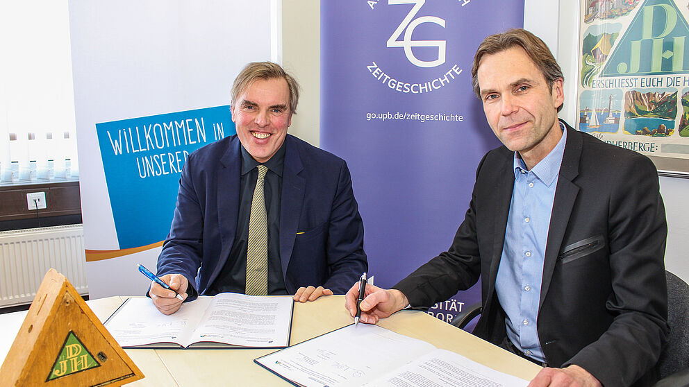 Foto (Universität Paderborn, Johannes Pauly): Bernd Dohn (l.) und Prof. Dr. Peter Fäßler unterzeichnen den Kooperationsvertrag über 100.000 Euro.