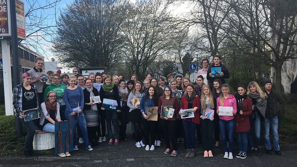 Die Seminargruppe Werkstatt Malerei „Das Verstummen der Vögel“ vor dem Kunst-Silo. Foto: Ariane Schmidt, 2016.