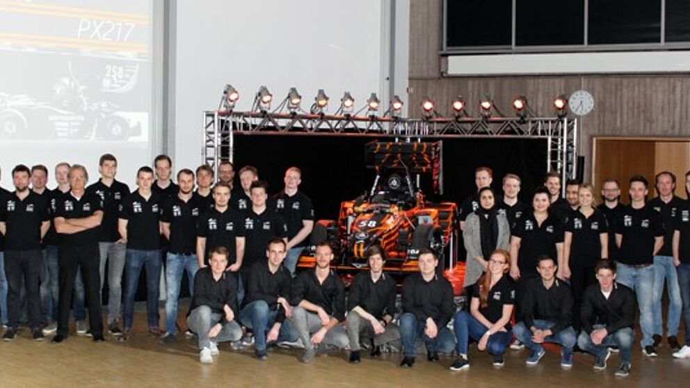 Foto (Universität Paderborn, Ricarda Michels): Das UPBracing Team ist stolz auf den elften gefertigten Rennboliden.