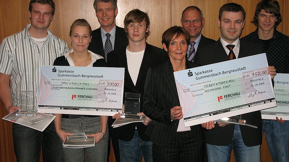 Foto (Christiane Bernert): Die Gewinner des Ferchau-Förderpreises halten stolz ihre Preise samt Schecks in den Händen (v. li.): Alexander Stizenberg und Ellen Albring, die zusammen den dritten Preis erhielten, Peter Lehmann, Leiter der Ferchau-Niederlas