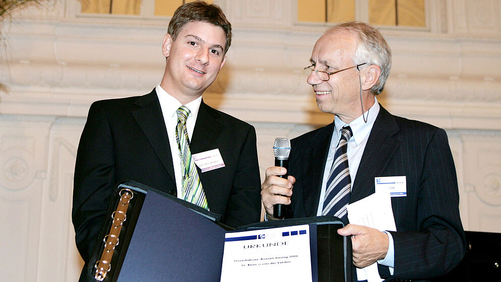 Foto: Dr. Remco van der Velden (li.) von der Universität Paderborn erhält im Weißen Saal des Neuen Schlosses in Stuttgart aus der Hand von Prof. Dr. Arnold Picot den Dissertationspreis der Alcatel SEL Stiftung für Kommunikationsforschung.