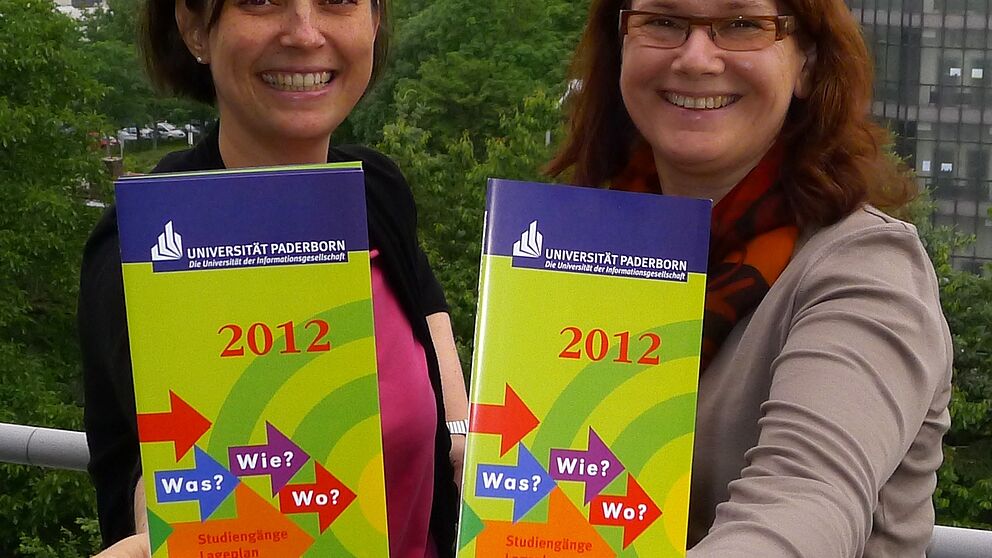 Foto (Universität Paderborn, Tibor Werner Szolnoki): Prof. Dr. Dorothee M. Meister (re.), Vizepräsidentin für Studium und Lehre und Dr. Yvonne Salman, Leiterin Zentrale Studienberatung, laden ein, sich über das Studienangebot zu informieren.