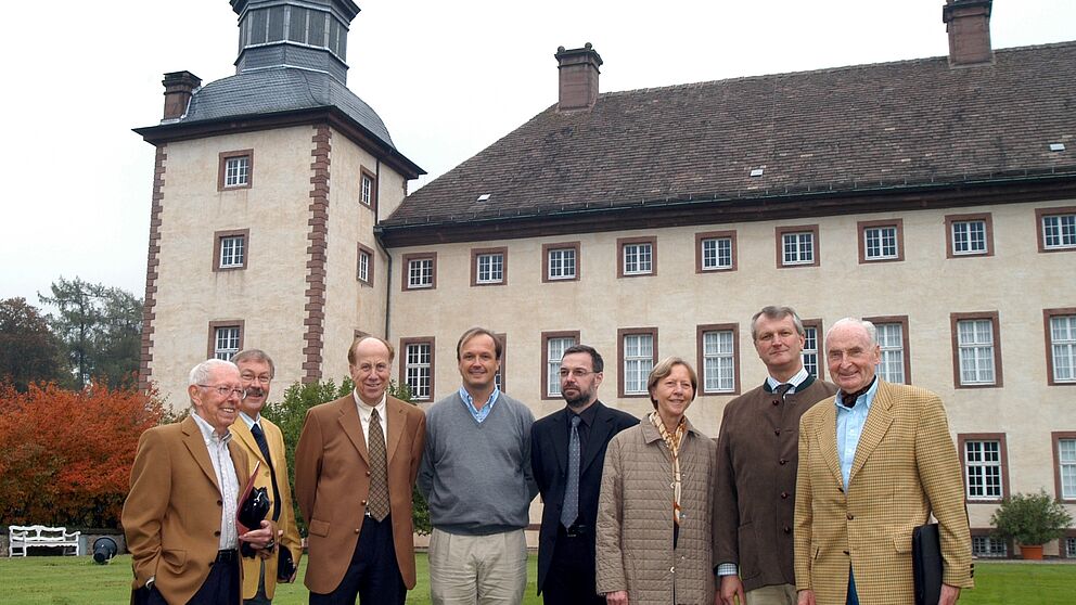 Foto (Martina Schäfer): Der Vorstand des Corvey-Instituts und des Fördervereins Fürstliche Bibliothek Corvey mit (v. l.) Prof. Dr. Rainer Schöwerling, (Hans-Georg Berling, Gast), Prof. Dr. Dr. h. c. mult. Hartmut Steinecke, Viktor Erbprinz von Ratibor