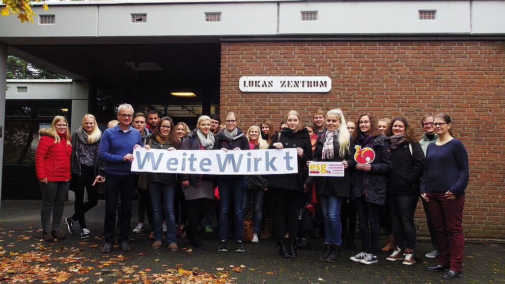 Auf dem Foto sind neben Studierenden zu sehen: Dritter von links: Matthias Surall. Rechts: Sabrina Kricke.