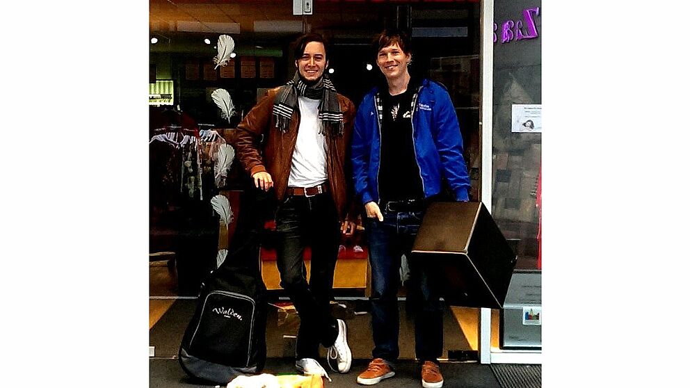 Foto (privat): Die beiden Studenten Manuel Westermann (li.) und Stephan Voland veröffentlichen als Gruppe „Paderdies“ ihren ersten Weihnachtssong.